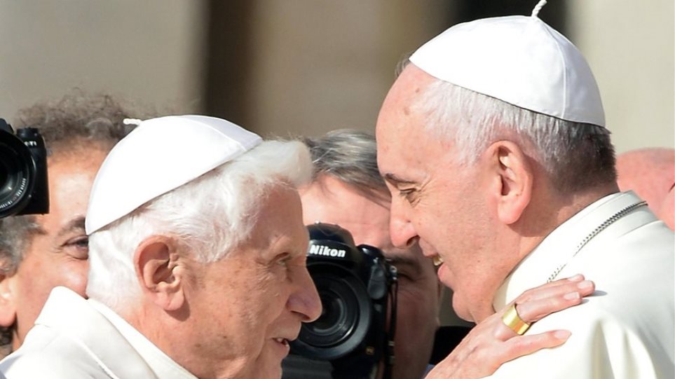 Οι δύο Πάπες: Ο Βενέδικτος ανέκρουσε πρύμναν για το βιβλίο που προκαλεί ρήξη με τον Φραγκίσκο - Φωτογραφία 1