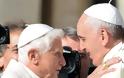 Οι δύο Πάπες: Ο Βενέδικτος ανέκρουσε πρύμναν για το βιβλίο που προκαλεί ρήξη με τον Φραγκίσκο