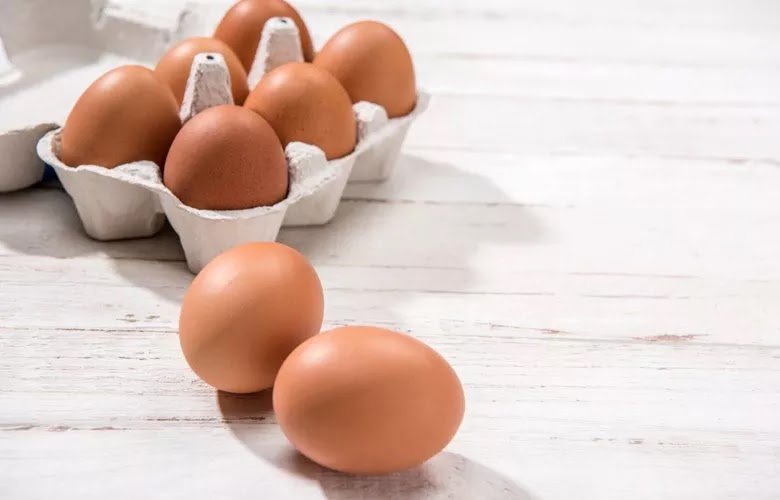 Άσπρα ή καφέ αυγά; Πού οφείλεται η διαφορά και τι ρόλο παίζει στη θρεπτική αξία και τη γεύση! - Φωτογραφία 1