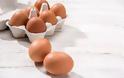Άσπρα ή καφέ αυγά; Πού οφείλεται η διαφορά και τι ρόλο παίζει στη θρεπτική αξία και τη γεύση!