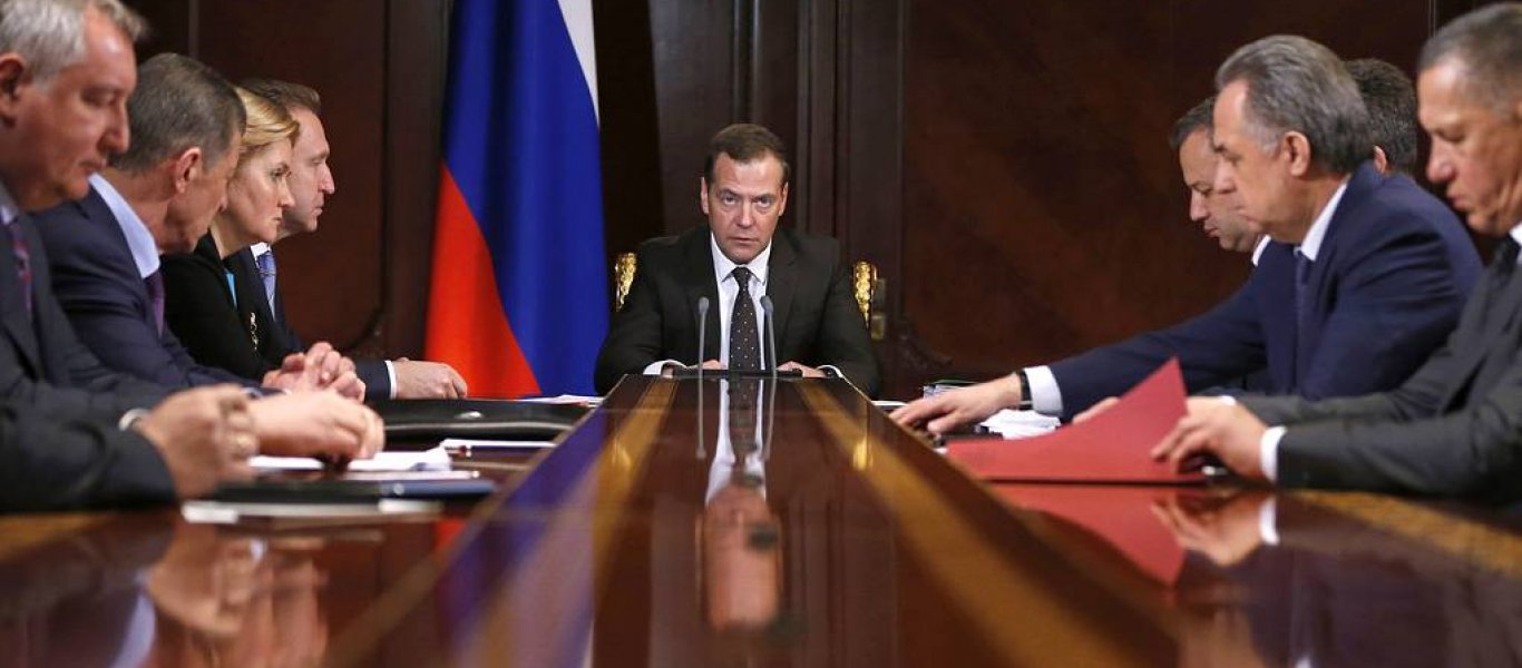 Ρωσία: Παραιτήθηκε η κυβέρνηση Μεντβέντεφ - Εφαρμογή των εξαγγελιών Πούτιν για μεταρρύθμιση του κράτους - Φωτογραφία 1