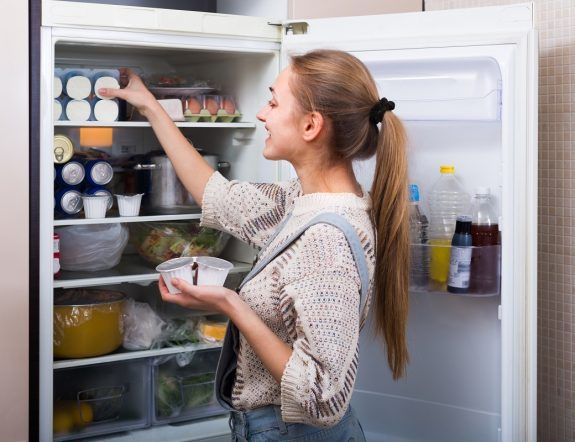 Πώς να διατηρείς το ψυγείο σου καθαρό και οργανωμένο χωρίς κόπο - Φωτογραφία 1