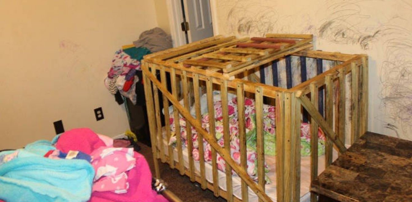 0 Τέσσερα παιδιά ζούσαν σε κρεβάτια-κλουβιά -Τα ανακάλυψαν τυχαία (pics) - Φωτογραφία 1
