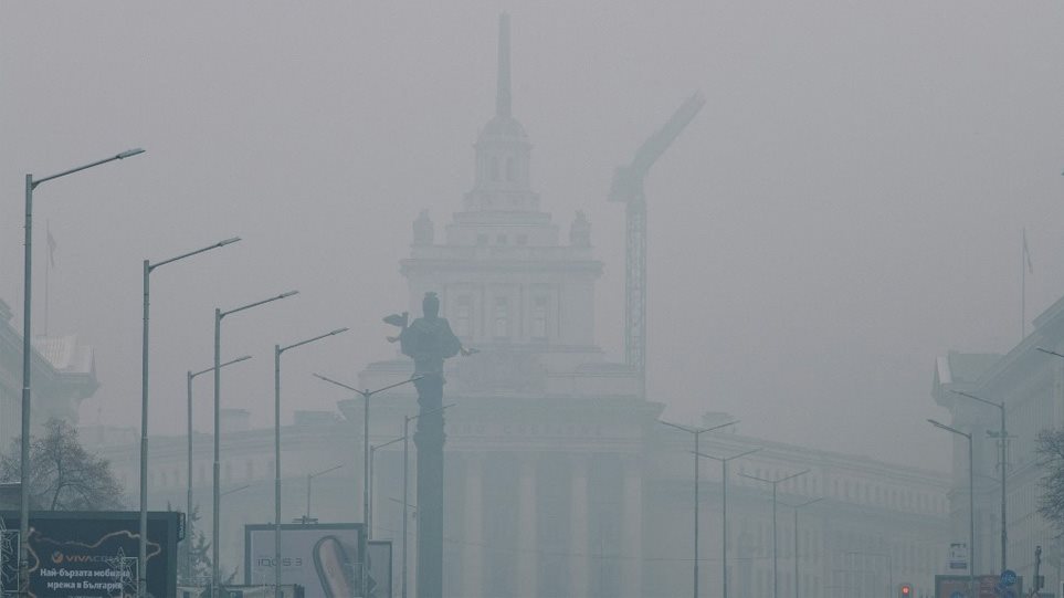 Στο «κόκκινο» η ατμοσφαιρική ρύπανση στη Σόφια - Φωτογραφία 1