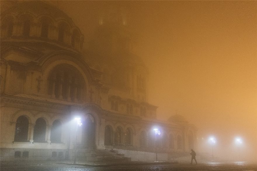 Στο «κόκκινο» η ατμοσφαιρική ρύπανση στη Σόφια - Φωτογραφία 2