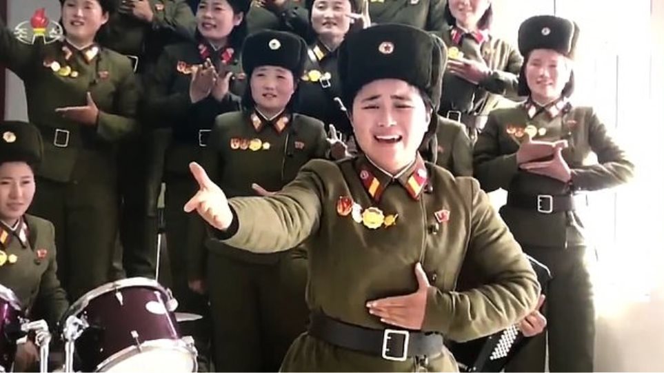 Ο Κιμ Γιονγκ Ουν και οι... στρατιωτίνες του: Αλλόκοτο βίντεο με τραγούδια, βόλεϊ και ζητωκραυγές - Φωτογραφία 1