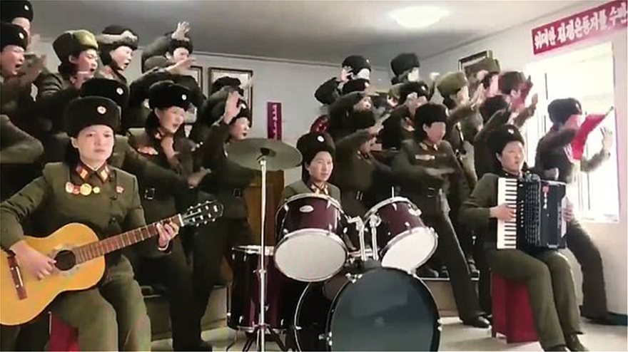 Ο Κιμ Γιονγκ Ουν και οι... στρατιωτίνες του: Αλλόκοτο βίντεο με τραγούδια, βόλεϊ και ζητωκραυγές - Φωτογραφία 2