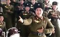 Ο Κιμ Γιονγκ Ουν και οι... στρατιωτίνες του: Αλλόκοτο βίντεο με τραγούδια, βόλεϊ και ζητωκραυγές - Φωτογραφία 1