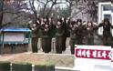 Ο Κιμ Γιονγκ Ουν και οι... στρατιωτίνες του: Αλλόκοτο βίντεο με τραγούδια, βόλεϊ και ζητωκραυγές - Φωτογραφία 3