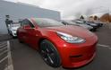 Τα ηλεκτρικά αυτοκίνητα της Tesla θα «μιλούν» στους πεζούς