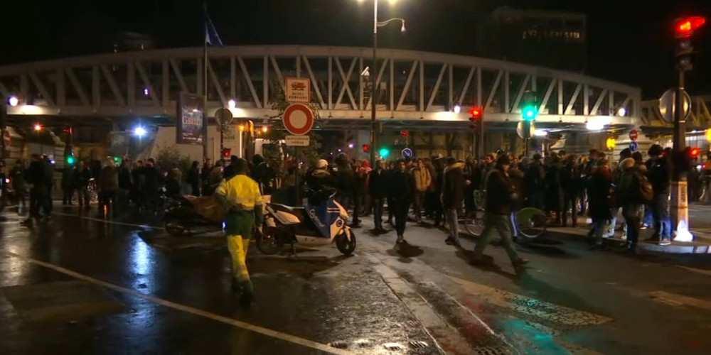 Σκηνές χάους στη Γαλλία: Διαδηλωτές επιχείρησαν να «λιντσάρουν» τον Μακρόν - Φωτογραφία 1