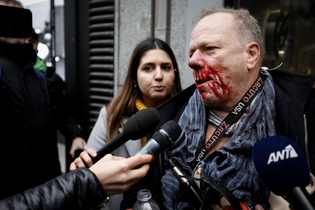 Άγριος ξυλοδαρμός γερμανού δημοσιογράφου από ακροδεξιούς στο Σύνταγμα - Φωτογραφία 1