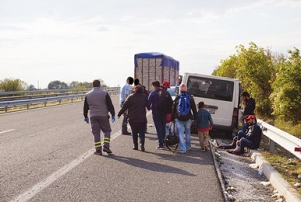 Δύο συλλήψεις για παράνομη μεταφορά 25 μεταναστών στη Θεσσαλονίκη - Φωτογραφία 1