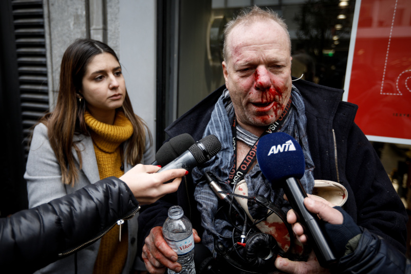Ακροδεξιοί ξυλοκόπησαν στο Σύνταγμα δημοσιογράφο της Deutsche Welle - Φωτογραφία 1