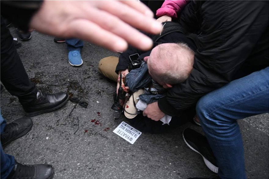 Ακροδεξιοί ξυλοκόπησαν φωτογράφο της Deutsche Welle στη συγκέντρωση για το μεταναστευτικό στο Σύνταγμα - Φωτογραφία 3
