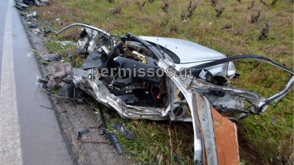 Τραγικό τροχαίο στη Λιβαδειάς - Θηβών: Κόπηκε στη μέση το αυτοκίνητο των δυο φίλων που έχασαν τη ζωή τους - Φωτογραφία 1