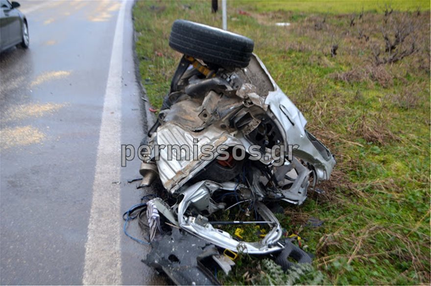 Τραγικό τροχαίο στη Λιβαδειάς - Θηβών: Κόπηκε στη μέση το αυτοκίνητο των δυο φίλων που έχασαν τη ζωή τους - Φωτογραφία 3