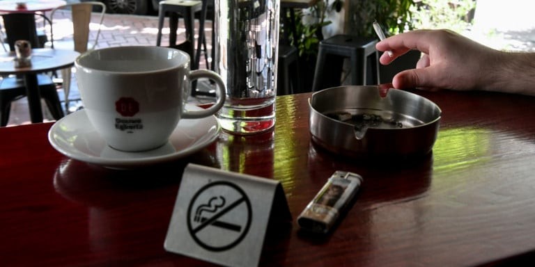 Αντικαπνιστικός: Πρόστιμα για λέσχη καπνιστών, μπαρ χωρίς πινακίδα και μαϊμού τασάκια - Φωτογραφία 1