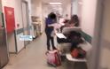 Εικόνες- ντροπής και πάλι στο «Αττικόν»: Ράντζα πνίγουν το νοσοκομείο - Φωτογραφία 2