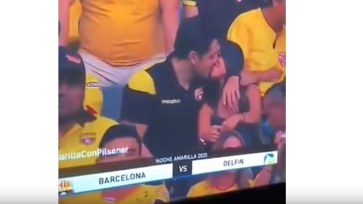 Τον έπιασε η κάμερα να φιλάει την ερωμένη του στο γήπεδο –Η αντίδρασή του έγινε viral - Φωτογραφία 1