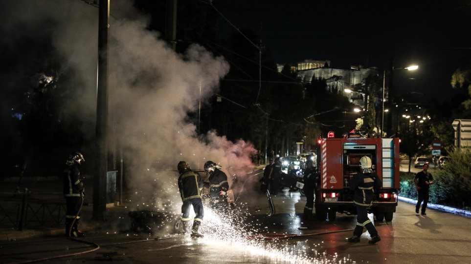 Νύχτα εμπρηστικών επιθέσεων σε Ελληνικό, Πολύγωνο, Ταύρο, Αγίους Αναργύρους και Ασπρόπυργο - Φωτογραφία 1
