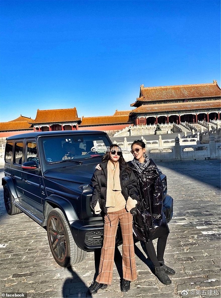 Οργή στην Κίνα για τις τουρίστριες που βάρβαρα πάρκαραν το SUV τους - Φωτογραφία 2