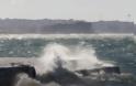Πάνω από 100 χλμ/ώρα οι ριπές του ανέμου στην Κάρυστο - Φωτογραφία 1