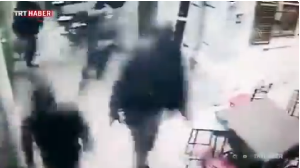 Σεισμός στην Τουρκία: Δείτε βίντεο από τα 5,3 Ρίχτερ - Έντρομοι κάτοικοι εγκαταλείπουν κτήριο - Φωτογραφία 1