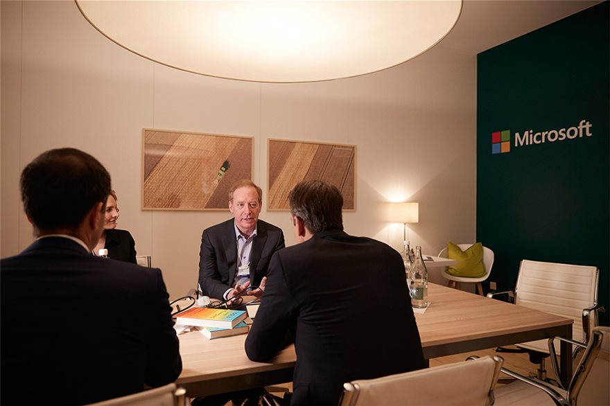 O Μητσοτάκης με τον πρόεδρο της Microsoft - Συζήτησαν για Data Center στην Ελλάδα - Φωτογραφία 3