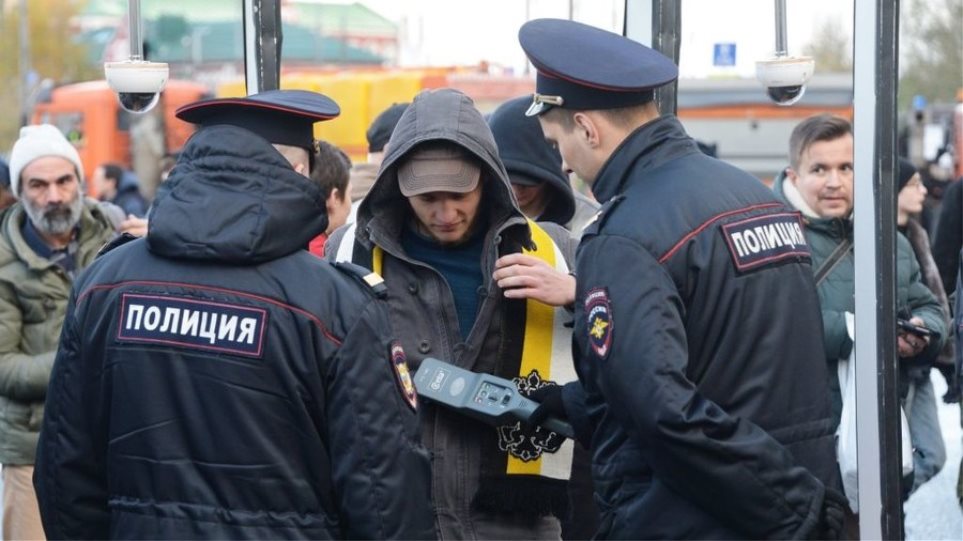 Ρώσος κωμικός έφυγε από τη χώρα, όταν η αστυνομία «ενδιαφέρθηκε για την παράστασή του» - Φωτογραφία 1