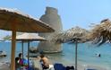 Μαγική παραλία στην Ελλάδα: Ανεμόμυλος μέσα στη θάλασσα - Φωτογραφία 1