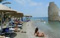 Μαγική παραλία στην Ελλάδα: Ανεμόμυλος μέσα στη θάλασσα - Φωτογραφία 2