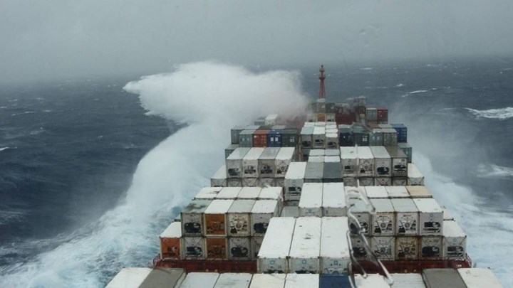 Ακυβέρνητο φορτηγό πλοίο πλέει μεταξύ Καλύμνου και Αστυπάλαιας - Φωτογραφία 1