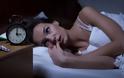 Αϋπνία: Ποια τρόφιμα χειροτερεύουν και ποια βελτιώνουν τον ύπνο των γυναικών