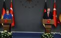 Ερντογάν σε Μέρκελ: Η Τουρκία υποστηρίζει στρατιωτικά την κυβέρνηση του αλ Σάρατζ
