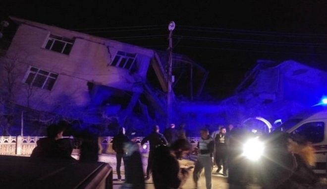 Σεισμός: Ισχυρότατη δόνηση 6,8 Ρίχτερ στην Τουρκία - Τουλάχιστον 4 νεκροί. Έπεσαν κτίρια - Φωτογραφία 1