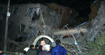 Σεισμός Τουρκία. Μάχη με τον χρόνο. Εκατοντάδες τραυματίες, πάνω από 14 τραυματίες - Φωτογραφία 1