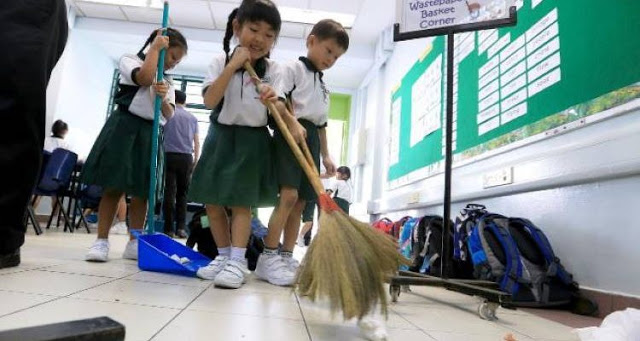 Τα παιδιά στην Ιαπωνία καθαρίζουν τα ίδια το σχολείο τους - Φωτογραφία 1