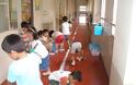 Τα παιδιά στην Ιαπωνία καθαρίζουν τα ίδια το σχολείο τους - Φωτογραφία 2