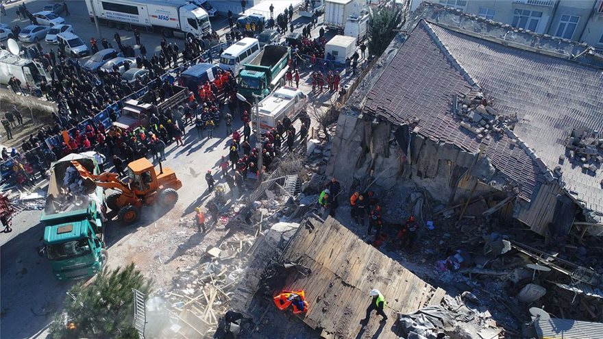 Τουρκία: Στους 29 οι νεκροί - Δεκάδες εγκλωβισμένοι - Φόβοι για μεγαλύτερο σεισμό - Φωτογραφία 2