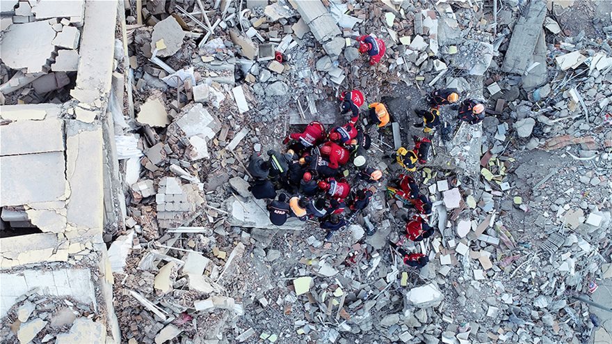 Τουρκία: Στους 29 οι νεκροί - Δεκάδες εγκλωβισμένοι - Φόβοι για μεγαλύτερο σεισμό - Φωτογραφία 5