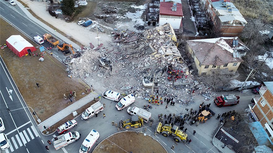 Τουρκία: Στους 29 οι νεκροί - Δεκάδες εγκλωβισμένοι - Φόβοι για μεγαλύτερο σεισμό - Φωτογραφία 6