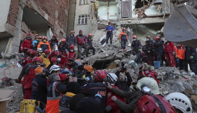 Σεισμός στην Τουρκία: 31 νεκροί - Μάχη με τον χρόνο για τον εντοπισμό επιζώντων - Φωτογραφία 1