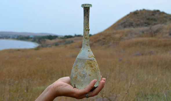 Αρχαία φιάλη γεμάτη μυστήριο βρέθηκε σε ελληνική πόλη της Ρωσίας - Φωτογραφία 1