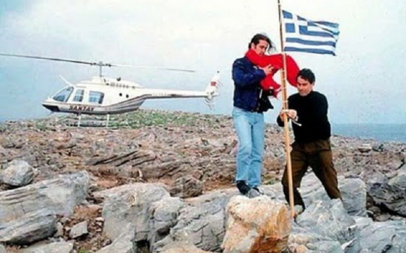 1996: Σαν σήμερα δύο δημοσιογράφοι της εφημερίδας «Χουριέτ» στη Σμύρνη μεταβαίνουν με ελικόπτερο στη Μεγάλη Ίμια.-Υποστέλλουν την ελληνική σημαία και υψώνουν την τουρκική... - Φωτογραφία 1
