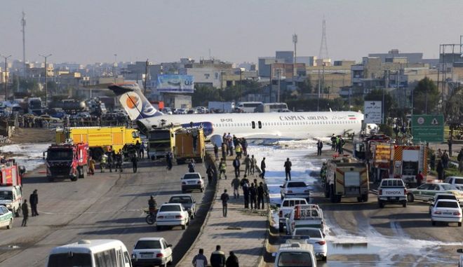 Ιράν: Αεροπλάνο προσγειώνεται σε λεωφόρο και ουδείς παθαίνει το παραμικρό - Φωτογραφία 1