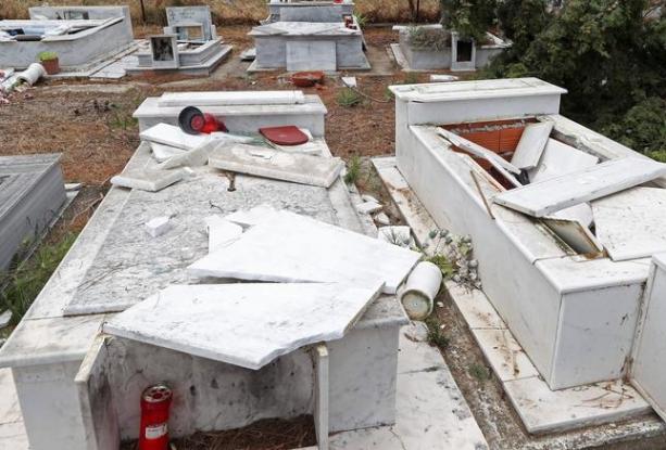 Μεσσηνία: Ανήλικοι ...ξέθαψαν νεκρή και την κάθισαν στην είσοδο του νεκροταφείου! - Φωτογραφία 1