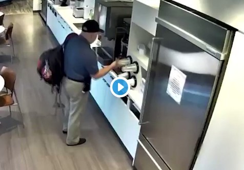 Πελάτης ρίχνει επίτηδες νερό στο πάτωμα και γλιστράει για να πάρει αποζημίωση (video) - Φωτογραφία 1
