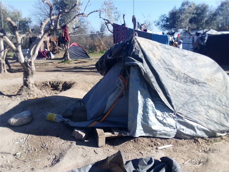 Φωτος σοκ: 6.700 πρόσφυγες στη Χίο στοιβάζονται σε λασπόνερα και σκουπίδια - Φωτογραφία 3