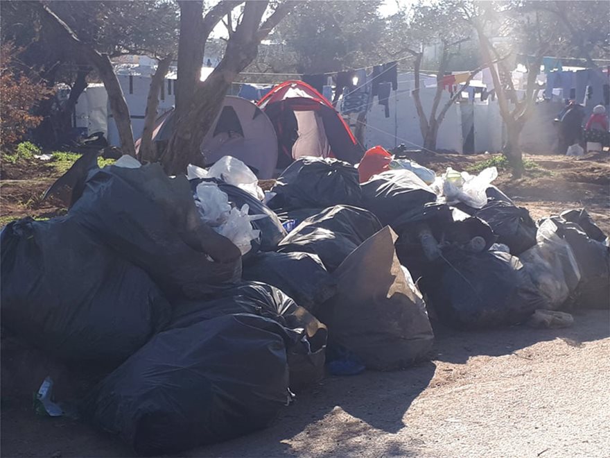 Φωτος σοκ: 6.700 πρόσφυγες στη Χίο στοιβάζονται σε λασπόνερα και σκουπίδια - Φωτογραφία 4